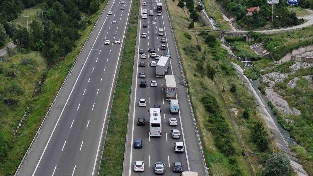 Bolu geçişi resmen kilit! Tatilciler yola çıktı. Her geçen dakika artıyor - Resim: 21